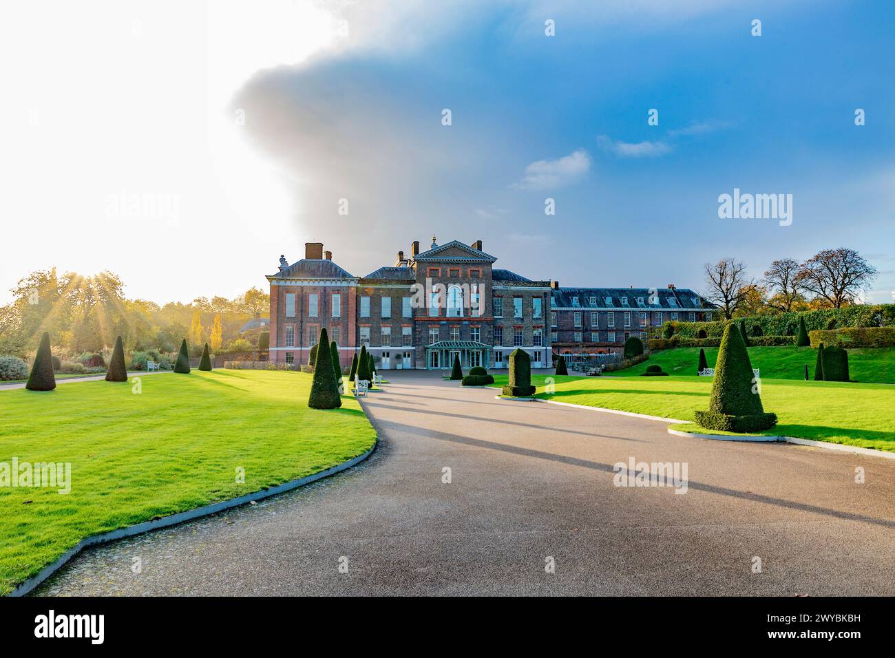 Le palais de Kensington est une résidence royale dans les jardins de Kensington, dans le Royal Borough de Kensington et Chelsea, à Londres, en Angleterre. Banque D'Images