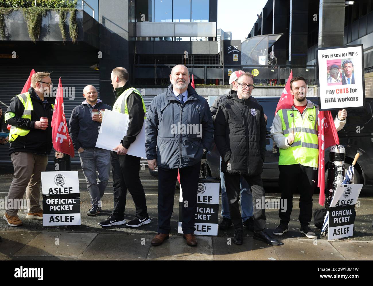 Londres, Royaume-Uni 5 avril 2024. La ligne de piquetage de l'ASLEF à la gare d'Euston à Londres, alors que les conducteurs de train en Angleterre commencent une série de grèves « roulantes » de trois jours, ce qui entraînera des perturbations importantes dans les déplacements des passagers ce week-end. Crédit : Monica Wells/Alamy Live News Banque D'Images