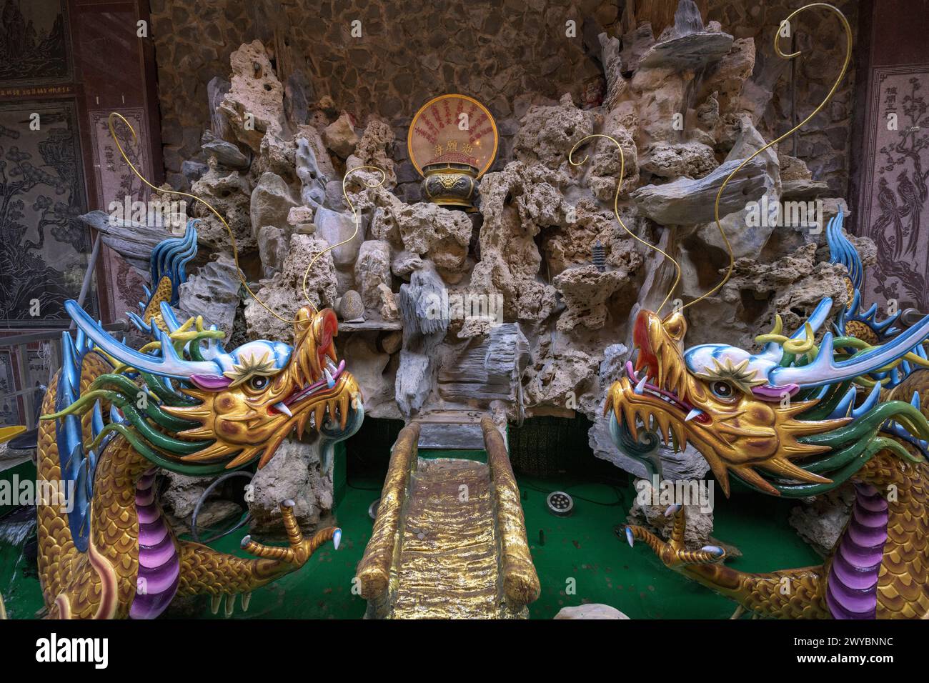 Étang avec des sculptures mythologiques dans le temple Sicao Dazhong montrant l'artisanat et le patrimoine culturel Banque D'Images