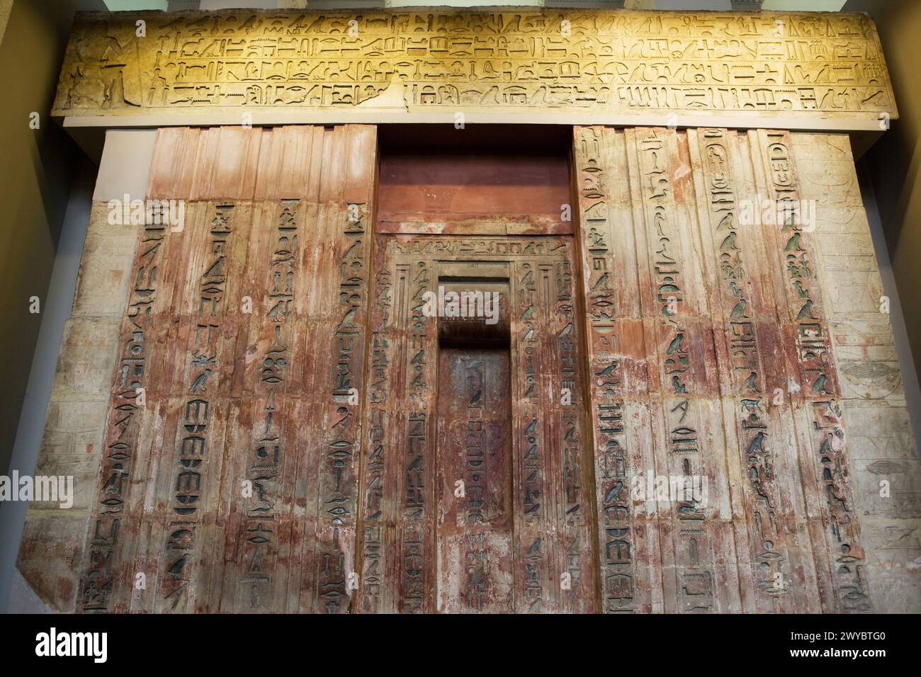 Fausse porte en calcaire de Ptahshepses, sculpture égyptienne, le British Museum, Londres. L'Angleterre. UK. Banque D'Images