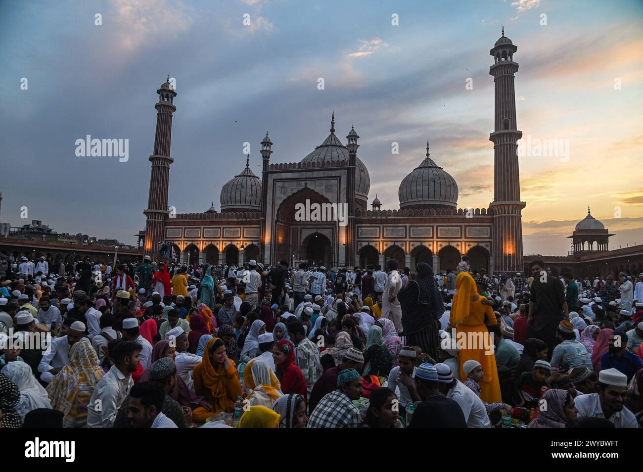 New Delhi, Delhi, Inde. 5 avril 2024. Les fidèles musulmans se rassemblent à Jama Masjid avant de rompre leur jeûne et de prendre leurs repas le dernier vendredi du mois de jeûne sacré du Ramadan, également connu sous le nom de Jumat-ul-Vida, dans les vieux quartiers de New Delhi, en Inde, le 5 avril 2024. (Crédit image : © Kabir Jhangiani/ZUMA Press Wire) USAGE ÉDITORIAL SEULEMENT! Non destiné à UN USAGE commercial ! Crédit : ZUMA Press, Inc/Alamy Live News Banque D'Images