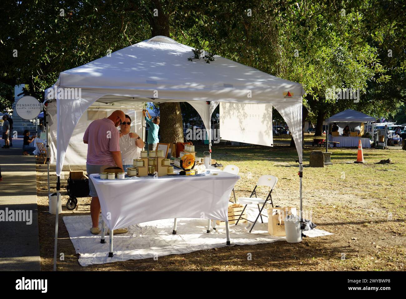 Vendeur local au marché Plaza Ferdinand VII, vendant des produits faits maison sur un ensoleillé 8 novembre 2023. Banque D'Images