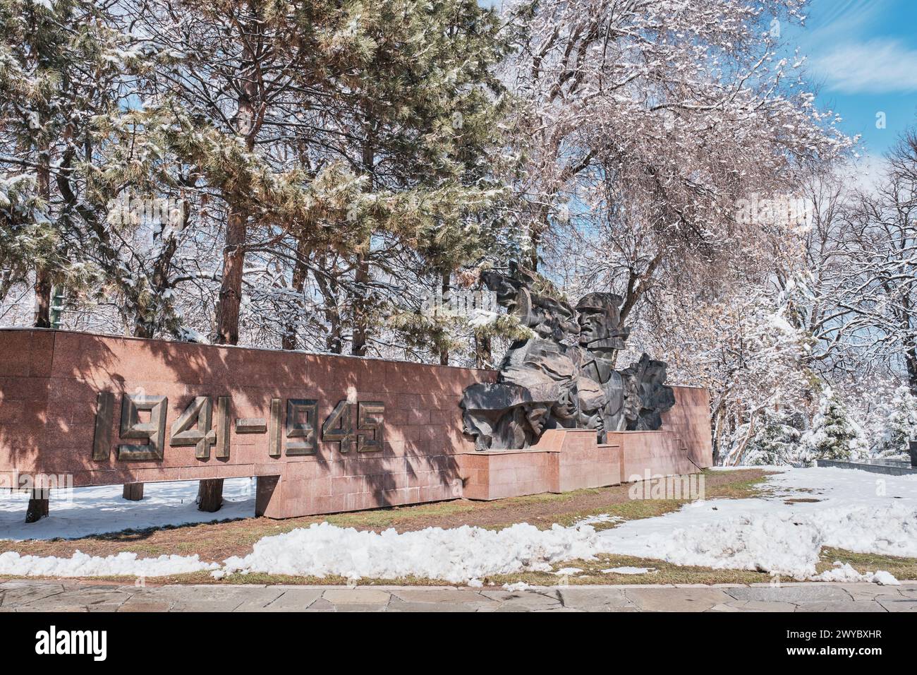 Almaty, Kazakhstan - 15 mars 2024 : Mémorial de la gloire dans le parc nommé d'après 28 gardes Panfilov, 1975. Partie droite de triptyque feat, trompette de composition Banque D'Images