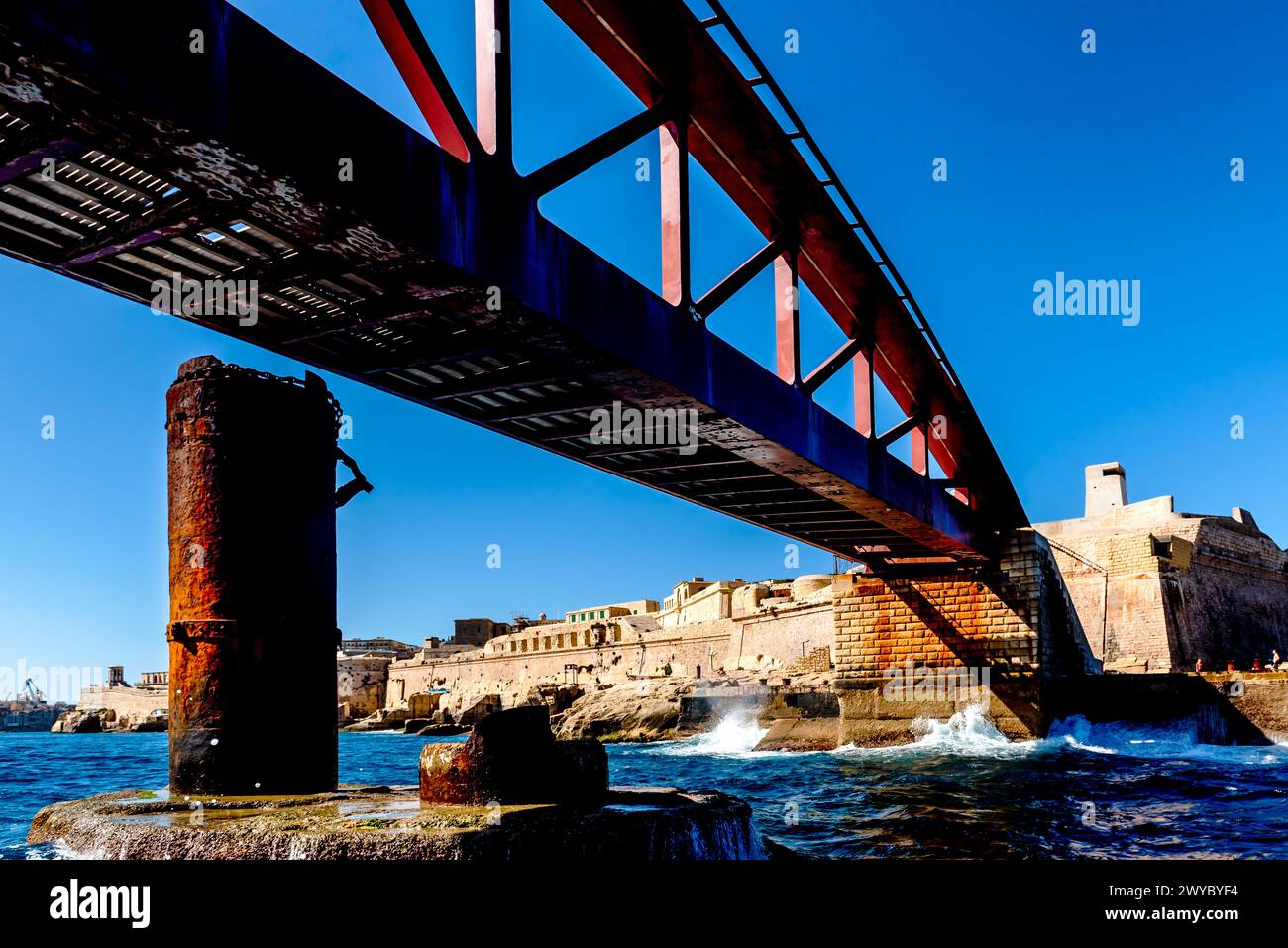 Pont vers le. Phare Elmo Breakwater au Grand Port de la Valette, Malte Banque D'Images