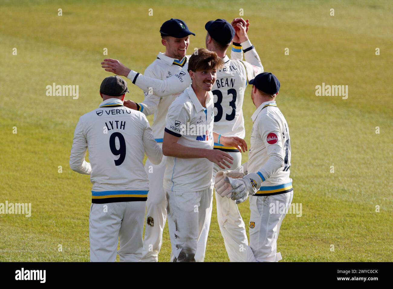 George Hill du Yorkshire célèbre après avoir pris le guichet de Louis Kimber du Leicestershire lors de la première journée du Vitality County Championship match à Headingley, Leeds. Date de la photo : vendredi 5 avril 2024. Banque D'Images