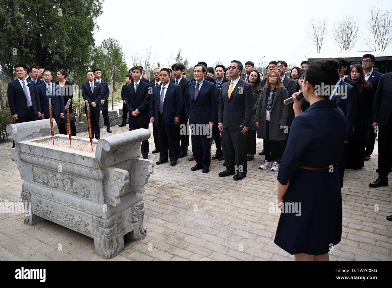 XI'an, province chinoise du Shaanxi. 5 avril 2024. Ma Ying-jeou, ancien président du parti chinois Kuomintang, et des membres d'une délégation de jeunes de Taiwan visitent la tombe de ma Yuan dans la ville de Baoji, dans la province du Shaanxi, au nord-ouest de la Chine, le 5 avril 2024. Une délégation de jeunes Taïwan conduite par ma a visité vendredi la salle ancestrale et le tombeau de ma Yuan. Crédit : Chen Yehua/Xinhua/Alamy Live News Banque D'Images