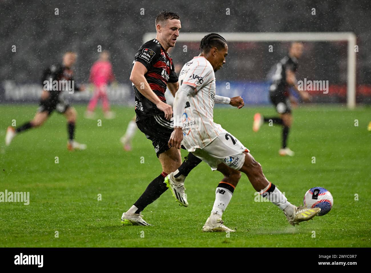 5 avril 2024 ; CommBank Stadium, Sydney, NSW, Australie : a-League Football, WESTERN Sydney Wanderers contre Brisbane Roar ; Antonee Burke-Gilroy de Brisbane Roar efface le ballon sous la pression de Tom Beadling de Western Sydney Wanderers Banque D'Images