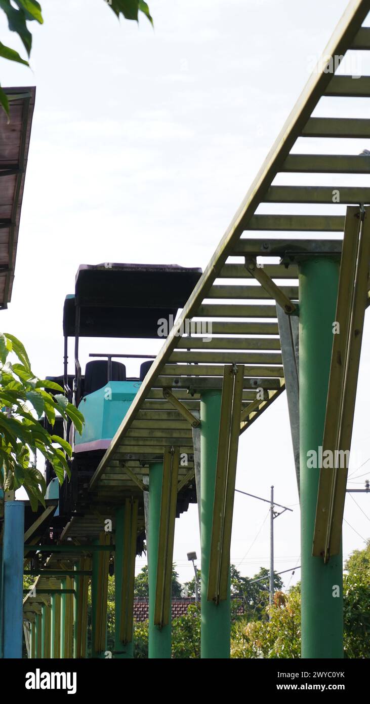 Les promenades en Sky bike à Taman Singha Malang ne fonctionnent plus depuis longtemps et sont bloquées. Le train et les rails semblent également rouillés Banque D'Images