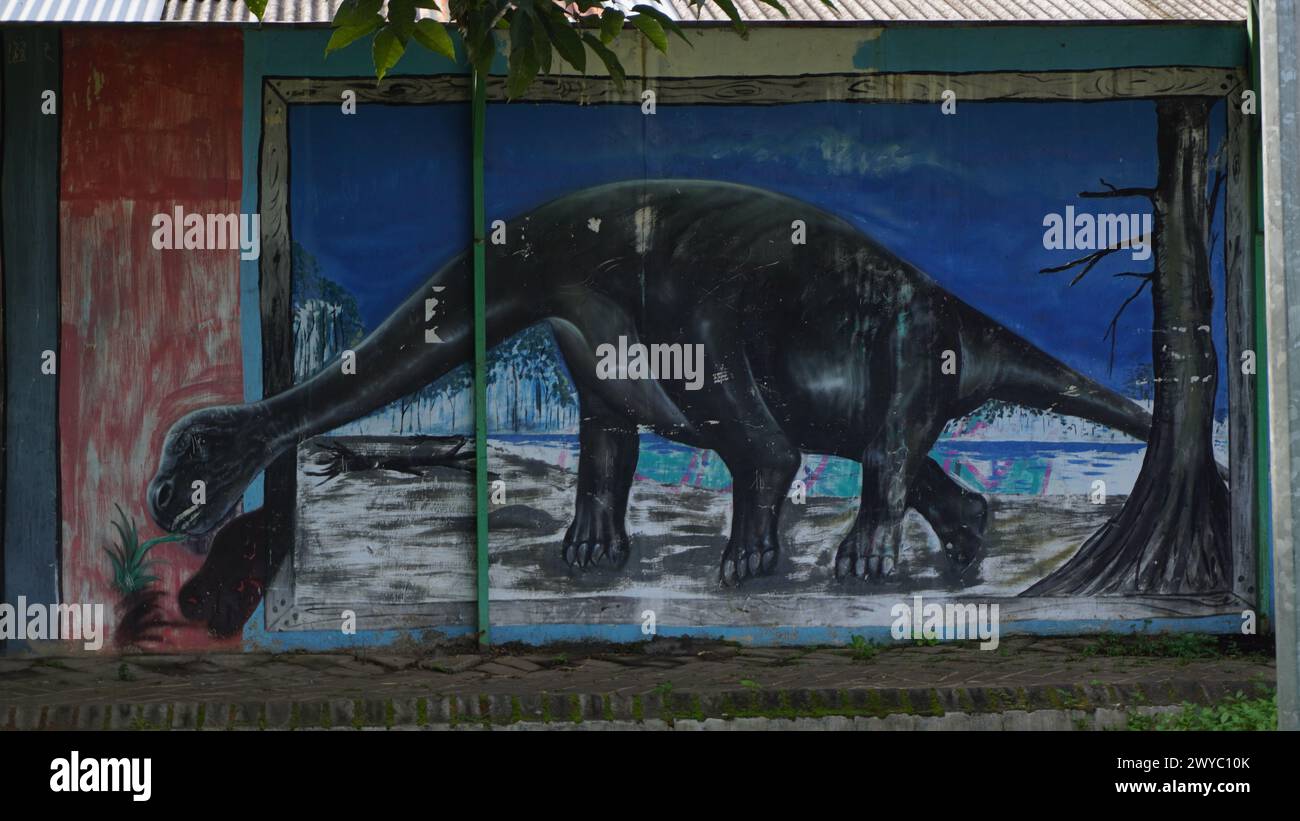 Le trottoir de Singha Park Malang le matin avec différents types de peintures murales sur les murs Banque D'Images