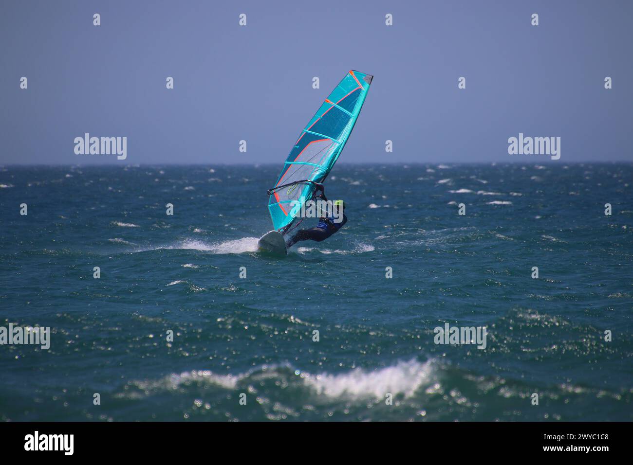 Tons bleus - planche à voile avec voile bleue à l'océan, Viana do Castelo, Portugal Banque D'Images