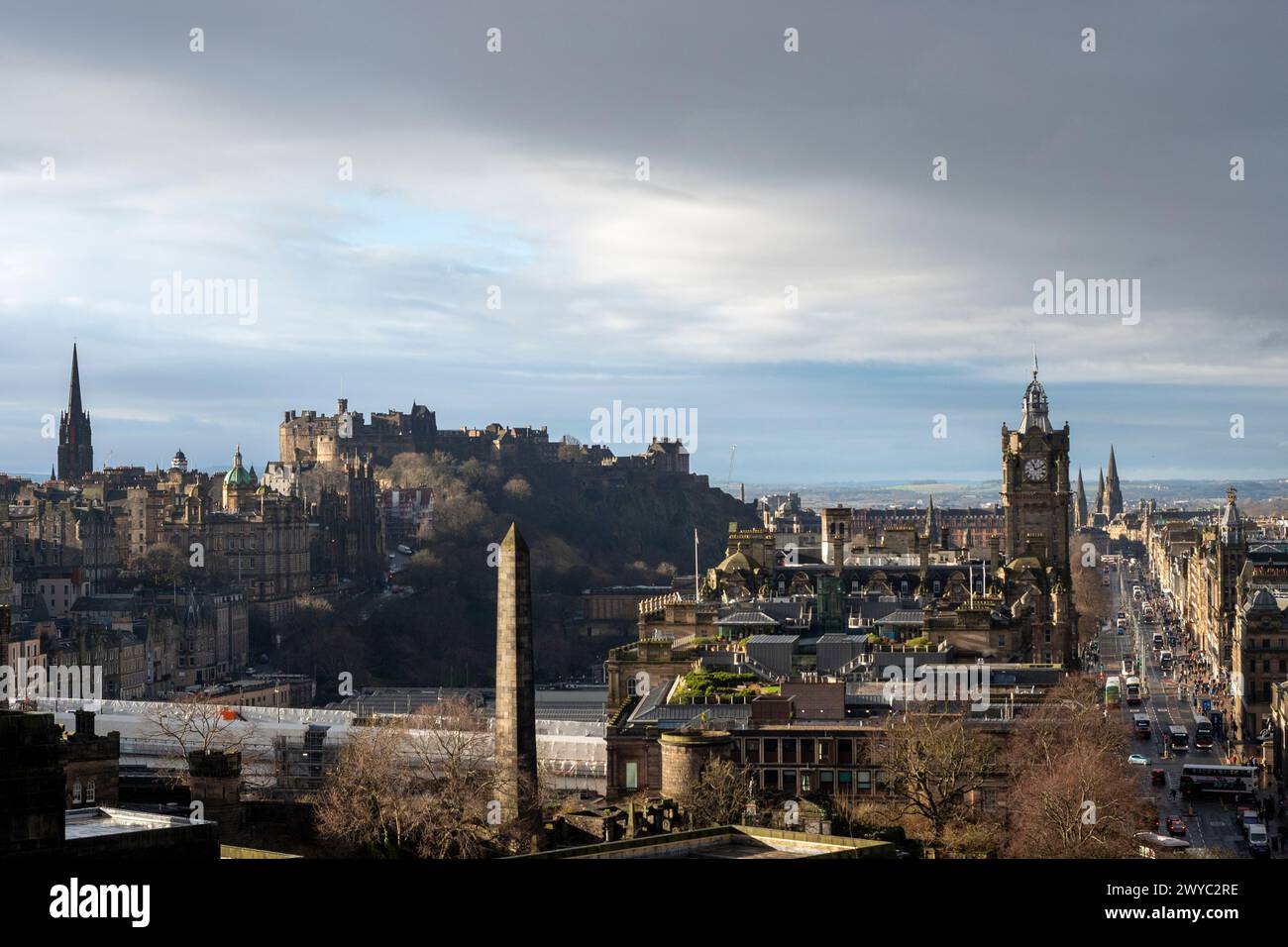 Vue panoramique du paysage d'Édimbourg prise depuis Calton Hill. En regardant Princes Street vers le West End. Le château d'Édimbourg est visible sur la gauche Banque D'Images