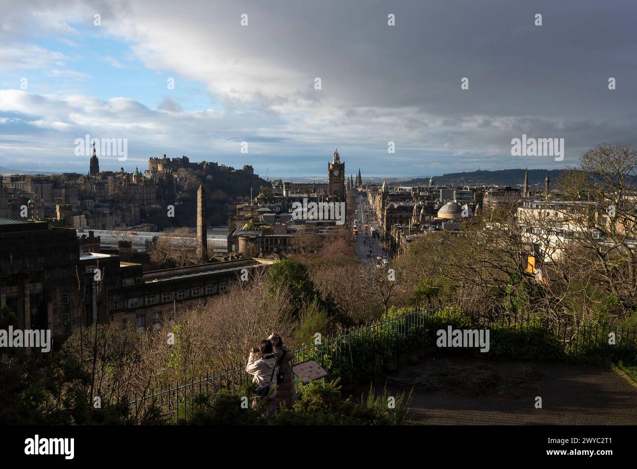 Vue panoramique du paysage d'Édimbourg prise depuis Calton Hill. En regardant Princes Street vers le West End. Le château d'Édimbourg est visible sur la gauche Banque D'Images