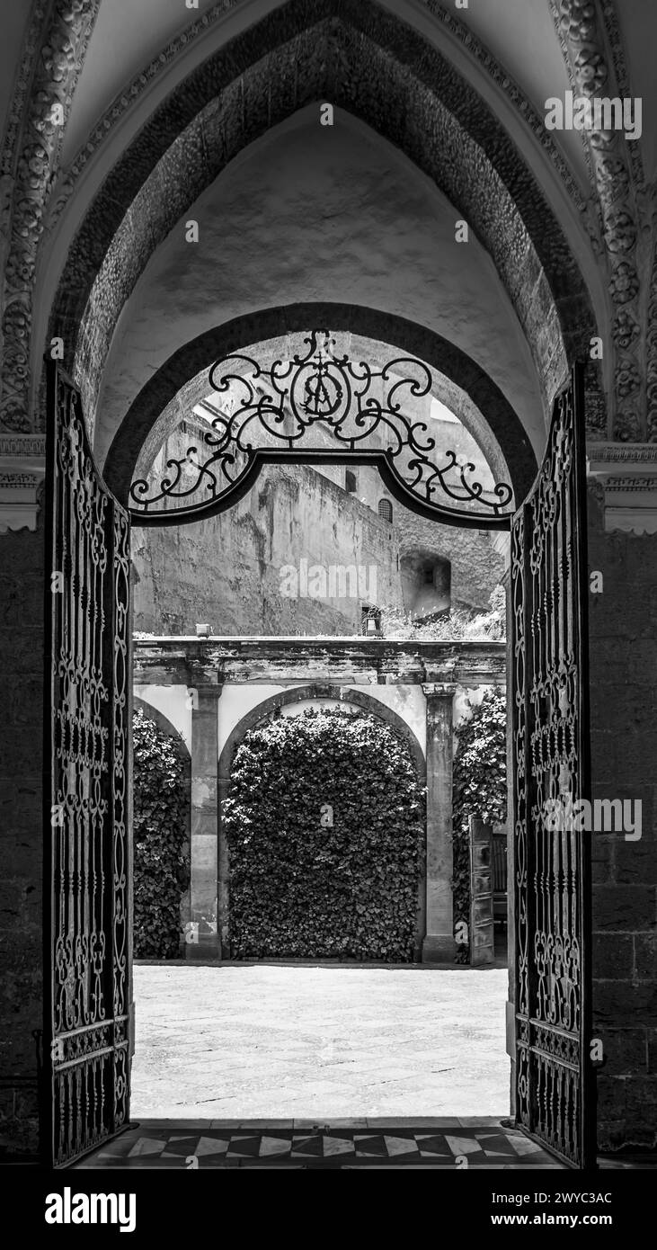 L'entrée de l'église Certosa di San Martino à Naples photographiée de l'intérieur Banque D'Images
