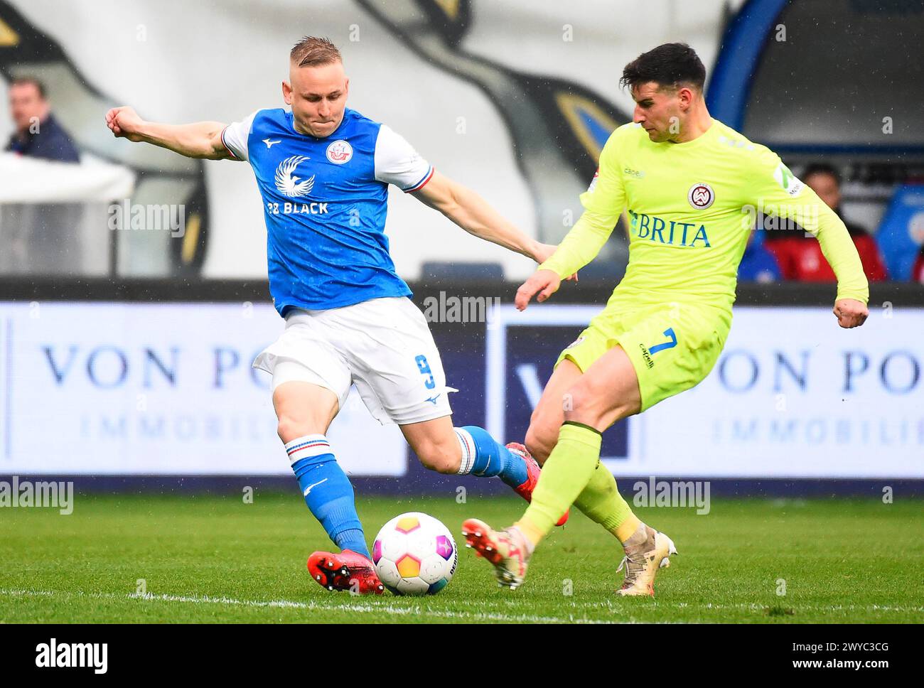 Rostock, Allemagne. 05th Apr, 2024. Football : Bundesliga 2, Hansa Rostock - SV Wehen Wiesbaden, Journée 28, Ostseestadion. Robin Heußer de Wiesbaden et Kai Pröger de Rostock se battent pour le ballon. Crédit : Gregor Fischer/dpa - REMARQUE IMPORTANTE : conformément aux règlements de la DFL German Football League et de la DFB German Football Association, il est interdit d'utiliser ou de faire utiliser des photographies prises dans le stade et/ou du match sous forme d'images séquentielles et/ou de séries de photos de type vidéo./dpa/Alamy Live News Banque D'Images