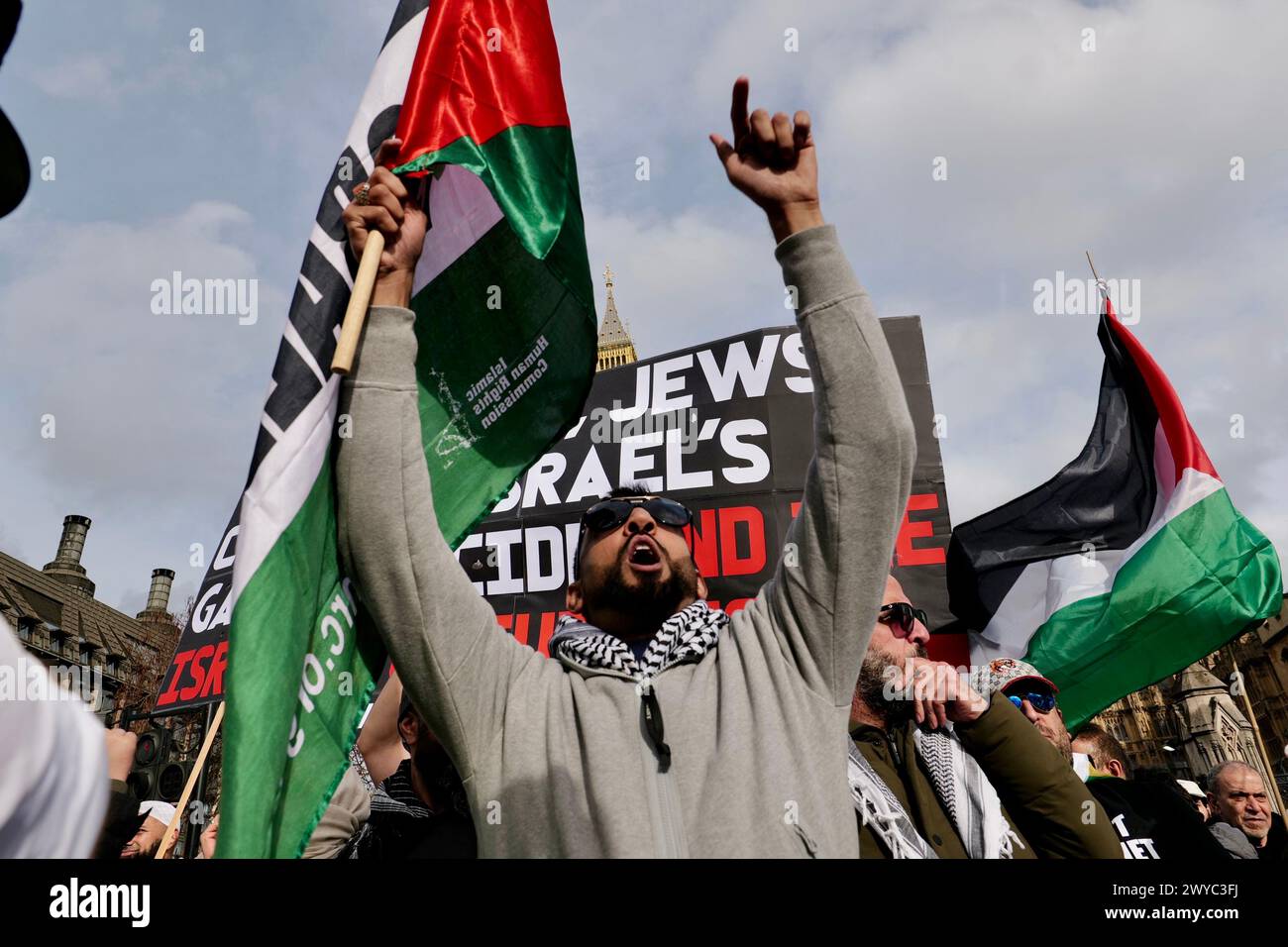 Londres, Royaume-Uni. 05 AVRIL 2024. Les manifestants pro-Palestine et pro-Israël se sont affrontés devant le parlement avec une forte présence policière. Alamy Live News / Aubrey Fagon Banque D'Images