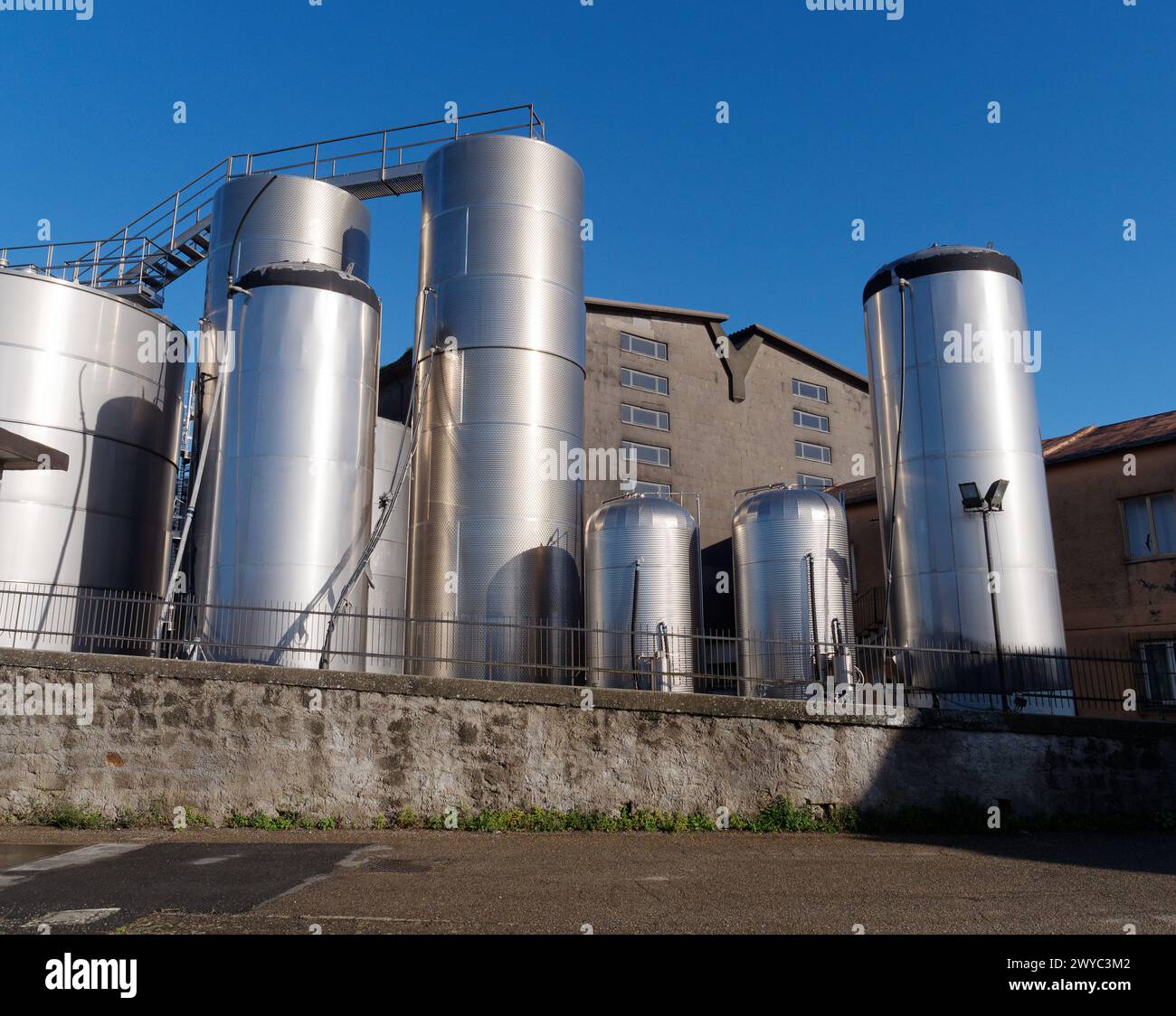 Grands réservoirs de stockage en acier inoxydable à la cave coopérative de Montefiascone, région du Latium, Italie. Du 1er au 4 avril 2024 Banque D'Images