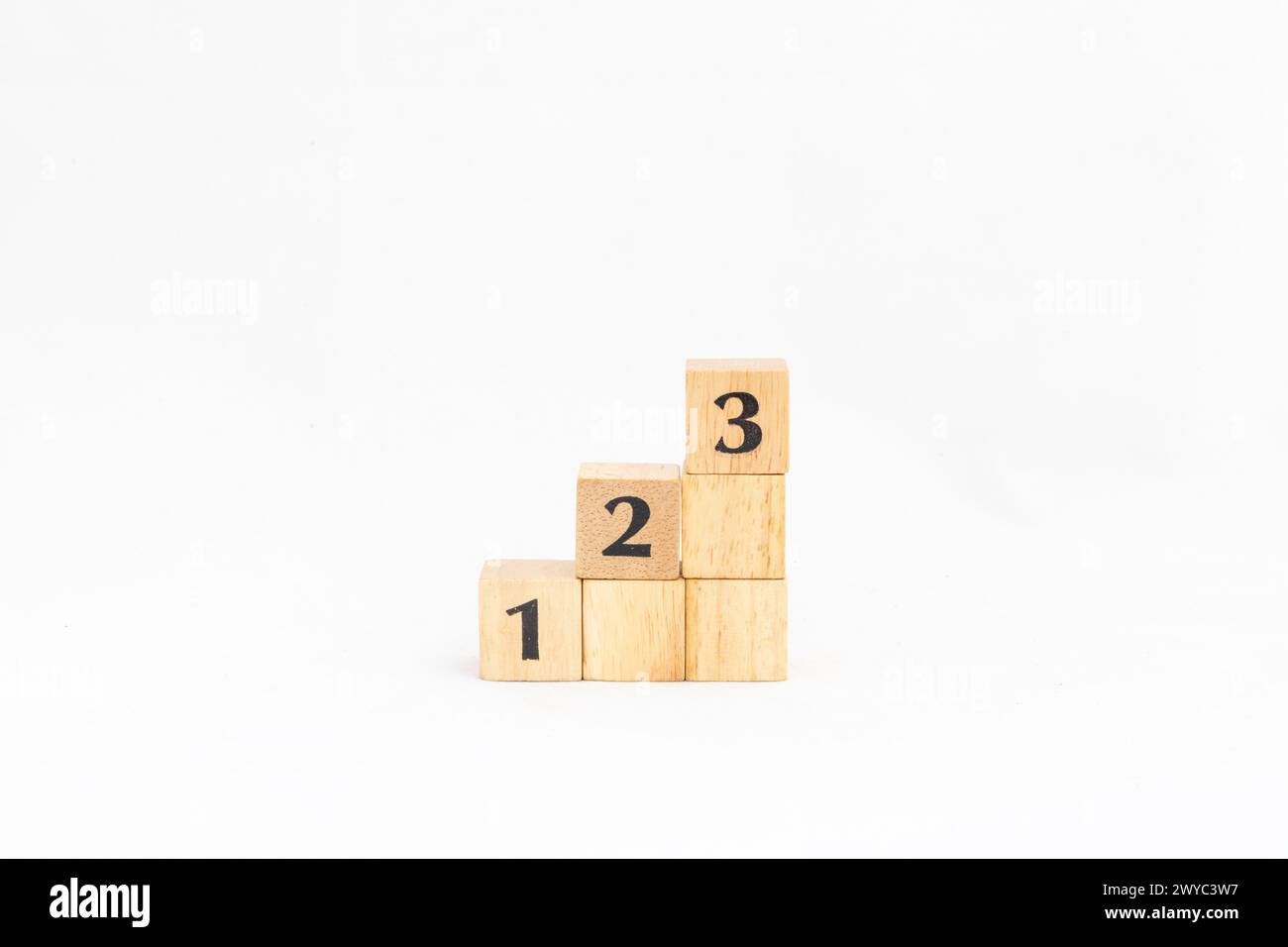 numéros 1, 2 et 3 sur les escaliers en blocs de bois. Étapes vers l'objectif ou la réussite. Banque D'Images