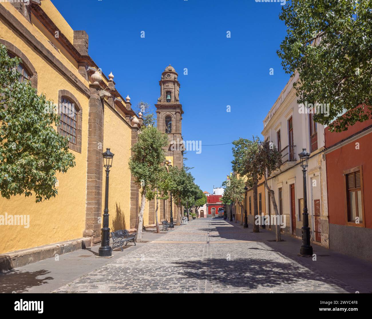 La vieille ville de Galdar dans le nord de l'île de Grand Canary, îles Canaries, Espagne. La tour de l'église (Parroquia) de Santiago Apóstol. Banque D'Images