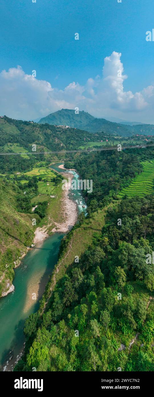 Vue aérienne d'un pont suspendu tibétain au Népal est un type primitif de pont. Nature sauvage Banque D'Images
