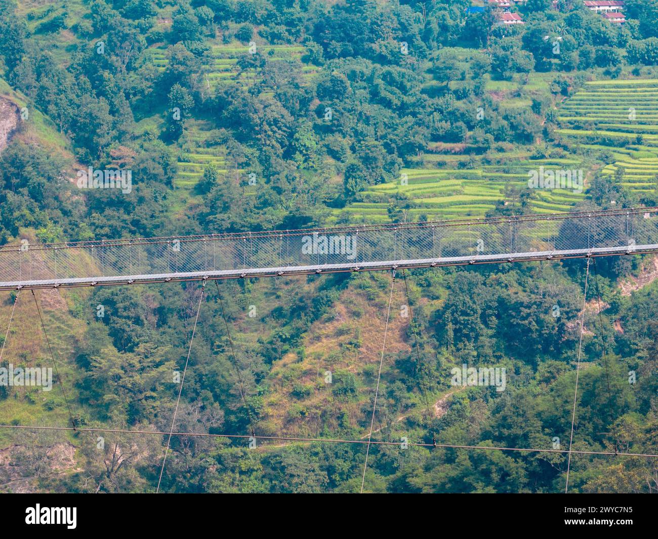 Vue aérienne d'un pont suspendu tibétain au Népal est un type primitif de pont. Nature sauvage Banque D'Images