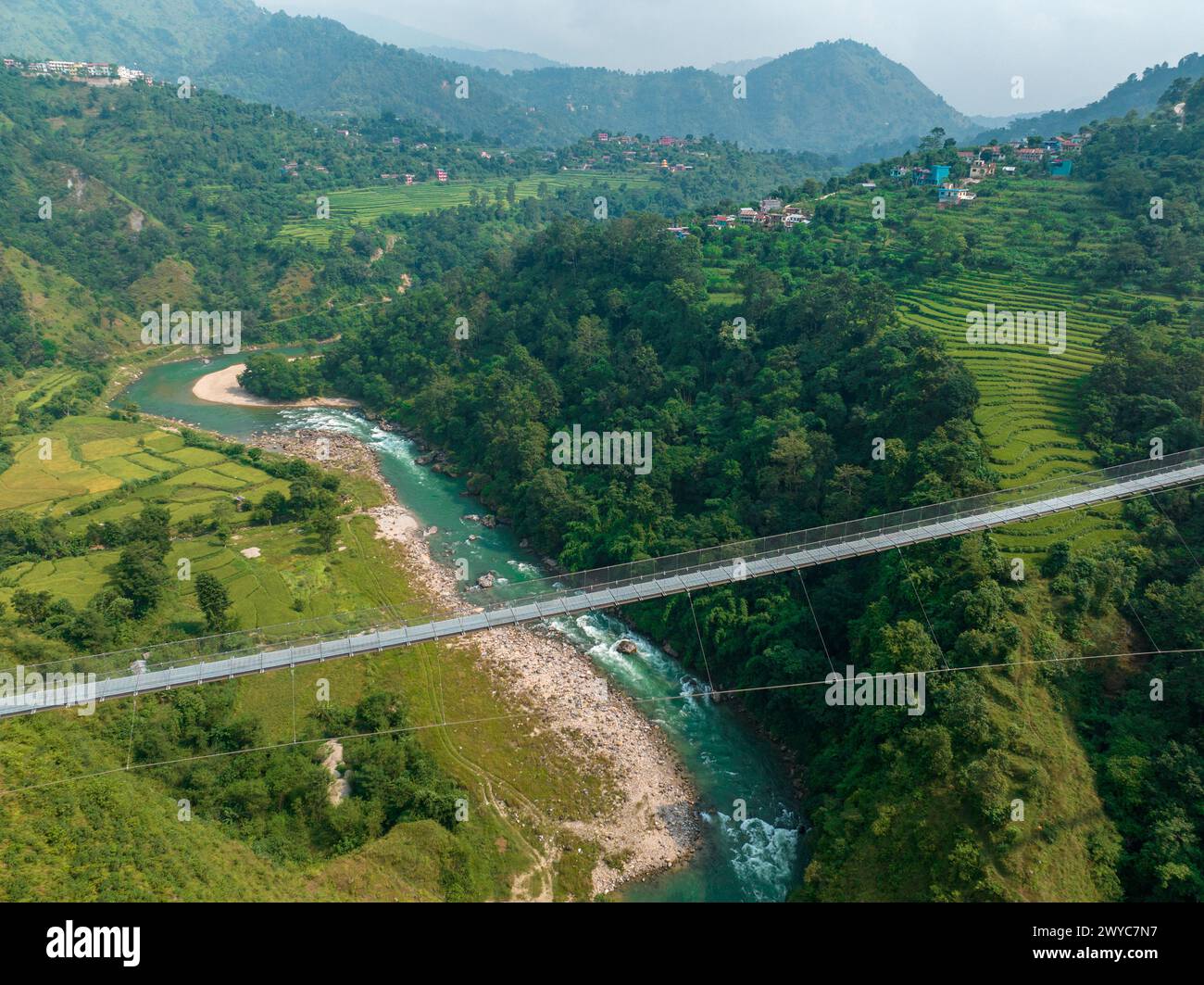 Vue aérienne d'un pont suspendu tibétain au Népal est un type primitif de pont. Nature sauvage Banque D'Images