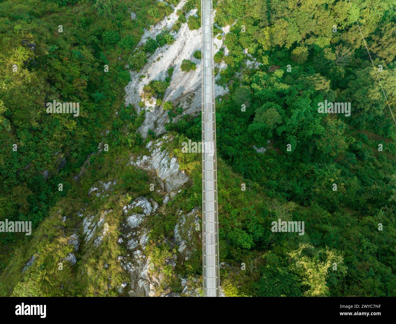Vue aérienne d'un pont suspendu tibétain au Népal est un type primitif de pont. Nature sauvage Banque D'Images