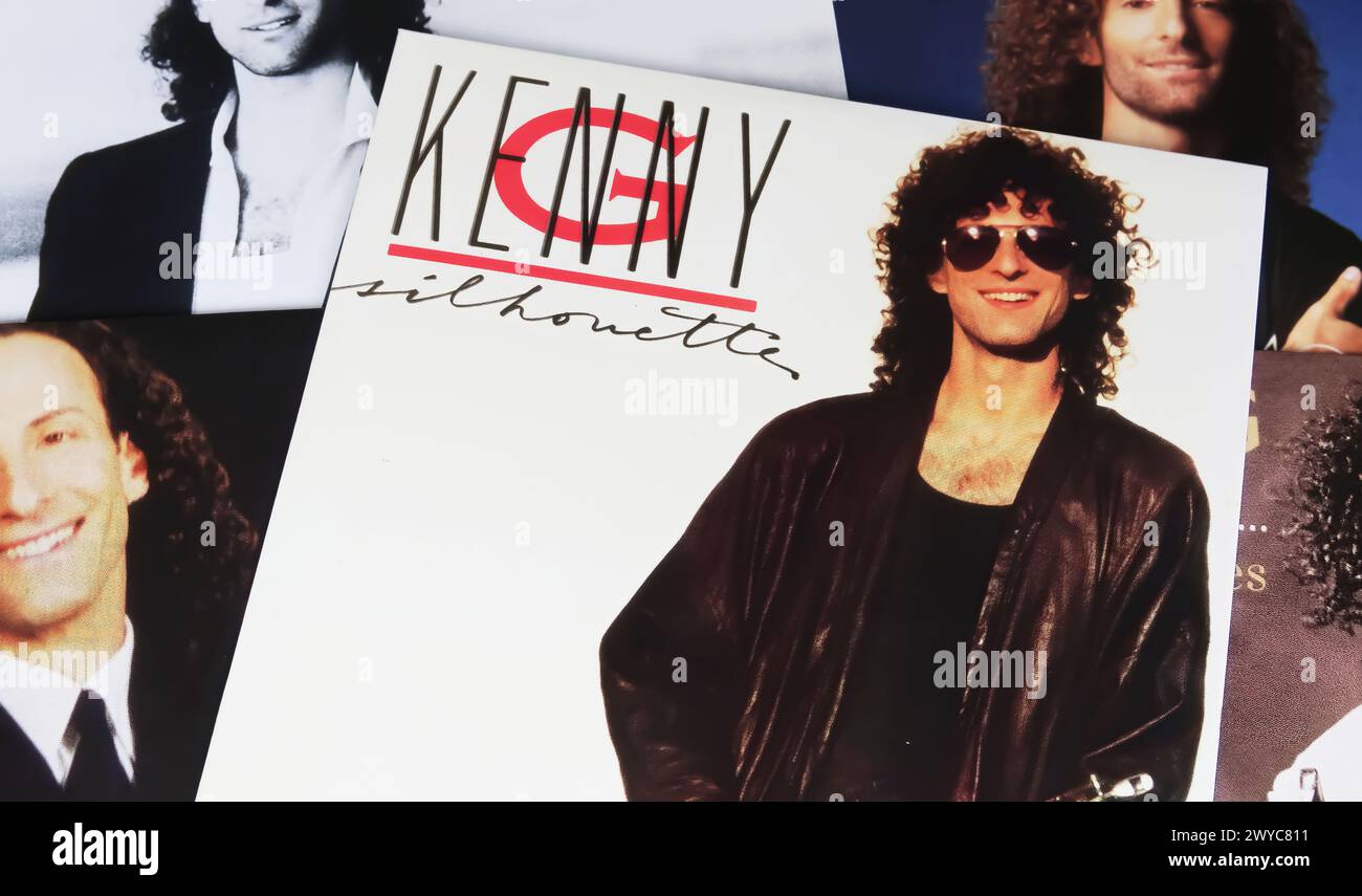 Viersen, Allemagne - 3 avril. 2024 : gros plan de la pochette de l'album platine Silhouette, le saxophoniste américain Kenny G de 1988 Banque D'Images