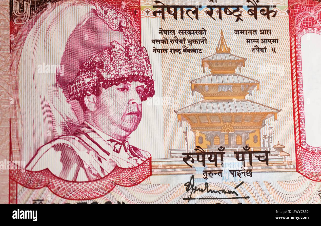 Viersen, Allemagne - 9 mars. 2024 : portrait du roi Gyanendra avec couronne à plumes sur le Népal 5 roupies monnaie de billets de banque série 2002 (focus sur le centre) Banque D'Images