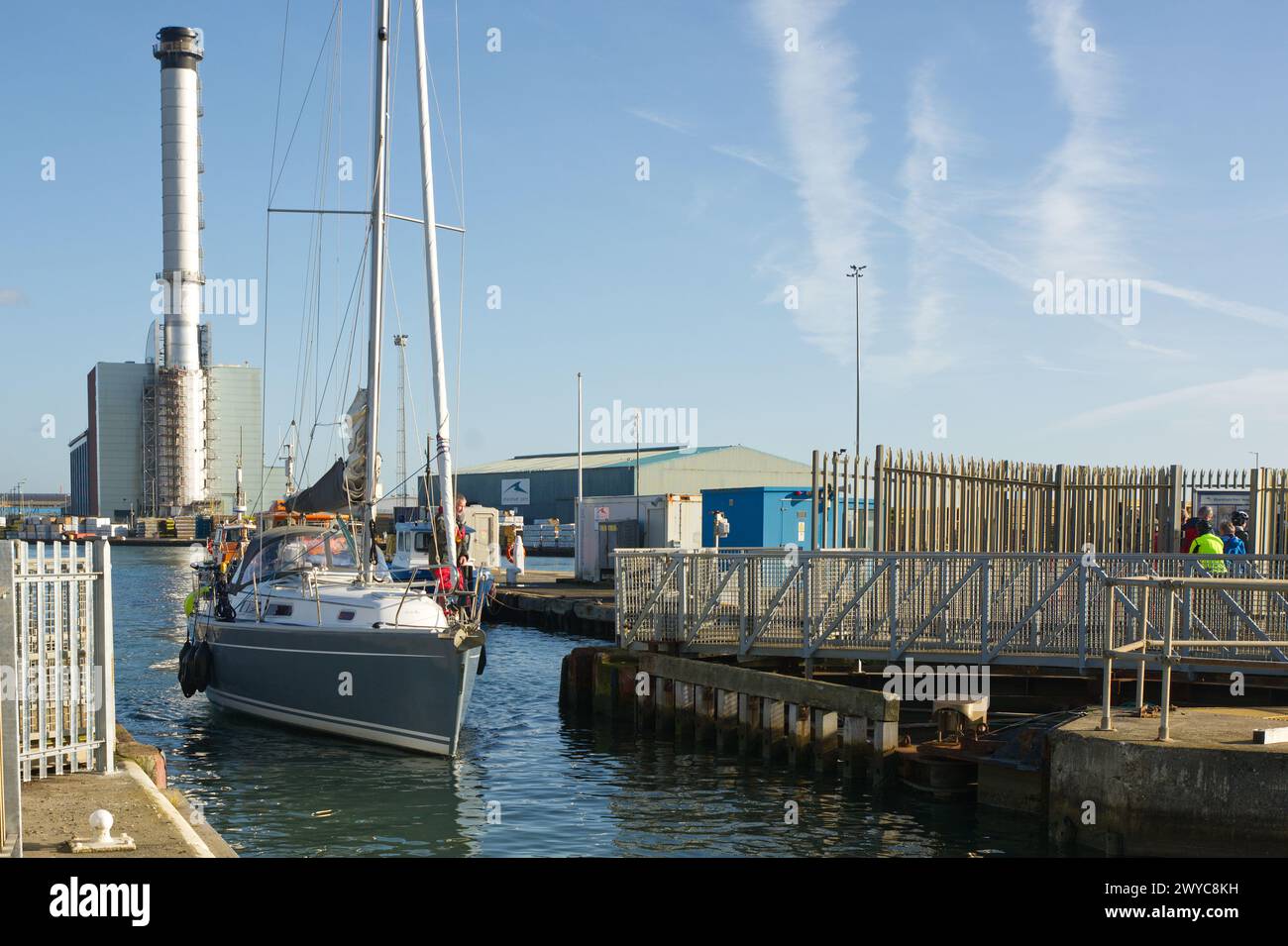 Yacht entrant dans l'écluse au port de Shoreham et au port dans le Sussex de l'Ouest, en Angleterre Banque D'Images