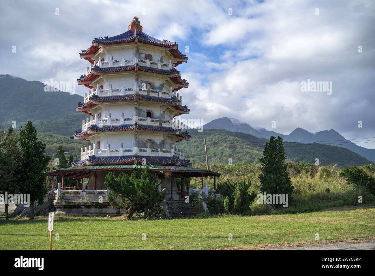 Une majestueuse pagode se dresse contre une montagne luxuriante Banque D'Images