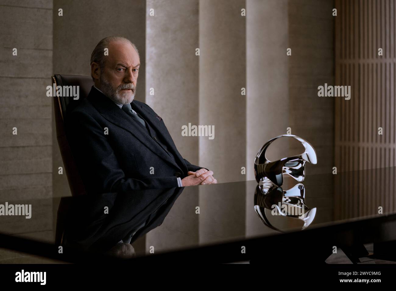 3 Body Problem (2024) créé par David Benioff, D.B. Weiss et Alexander Woo et mettant en vedette Liam Cunningham dans le rôle de Wade. Adaptation du roman épique de Liu Cixin sur le contact extraterrestre et leur arrivée imminente alors que différentes factions envisagent d'accueillir et de combattre l'invasion. Photographie publicitaire de la saison 1, épisode 4 notre Seigneur ***USAGE ÉDITORIAL SEULEMENT***. Crédit : BFA / Ed Miller / Netflix Banque D'Images