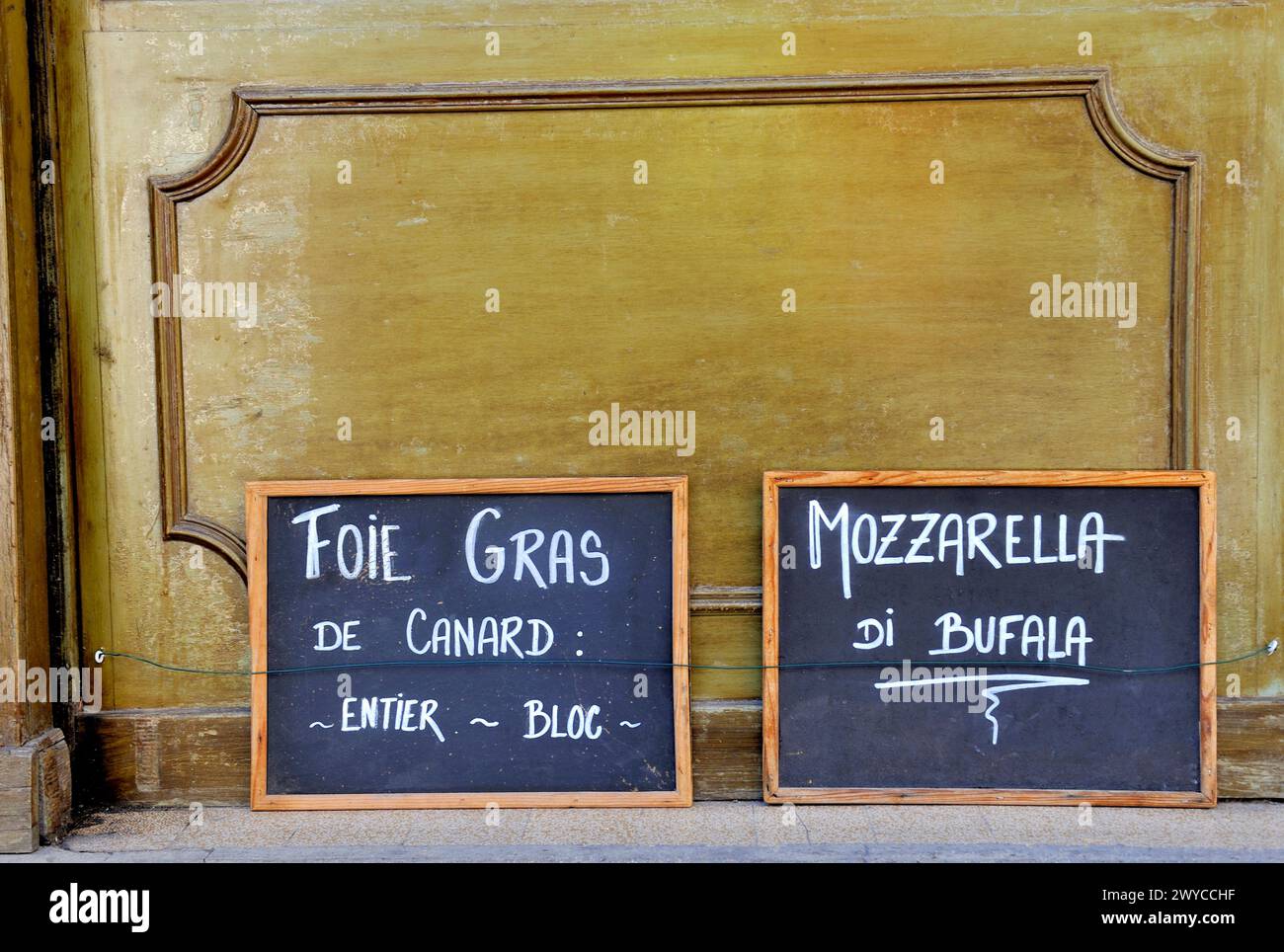 Deux tableaux noirs en France dans une épicerie fine. Au tableau noir est écrit en français traduit en français : canard foie gras la pièce entière et buff Banque D'Images