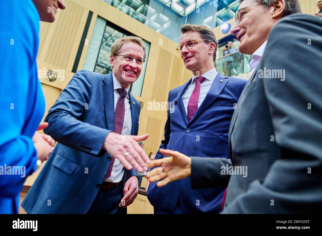 Daniel Günther Hendrik Wüst Karl Lauterbach - cannabis Gesetz Deutschland, Berlin, 22 mars 2024 : v.l.n.r. Daniel Günther CDU Ministerpräsident Schleswig-Holstein, Hendrik Wüst CDU Ministerpräsident von Nordrhein-Westfalen im Gespräch mit Karl Lauterbach Bundesgesundheitsminister Karl Lauterbach SPD . Nachdem das Cannabisgesetz im Bundestag beschlossen wurde, wird in der 1042. Bundesratssitzung darüber abgestimmt, ob es eine Mehrheit für dessen Legalisierung oder eine weitere Beratung im Vermittlungsausschuss geben wird. *** Daniel Günther Hendrik Wüst Karl Lauterbach cannabis Law Allemagne, Berl Banque D'Images