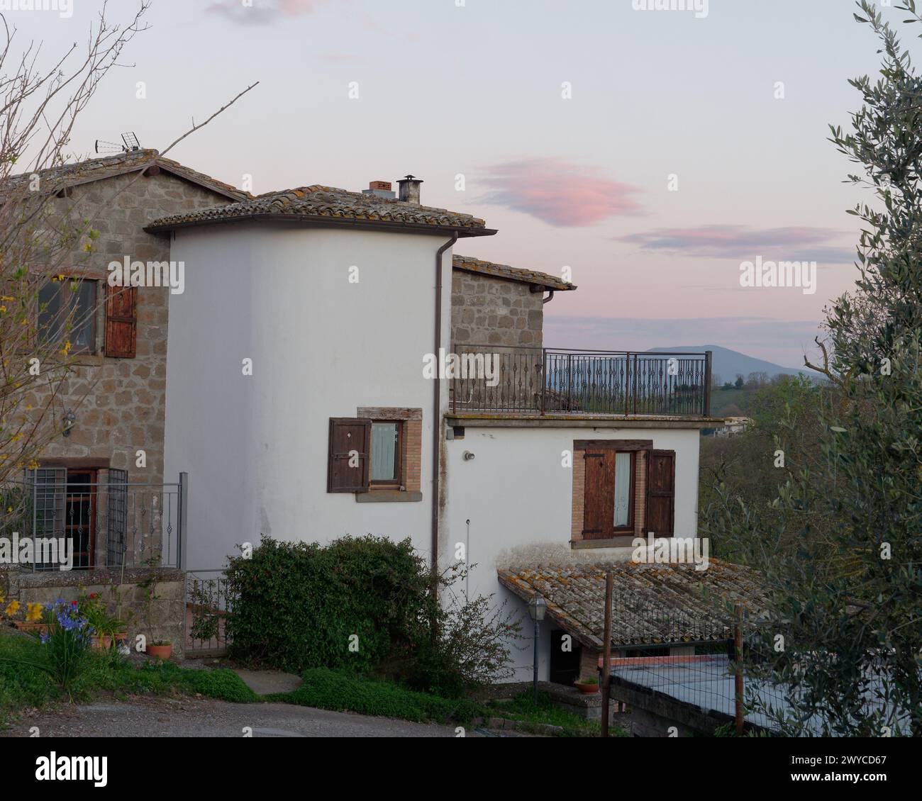 Grande propriété avec terrasse au coucher du soleil avec des montagnes derrière à Montefiascone, région du Latium, Italie. Avril 2024 Banque D'Images
