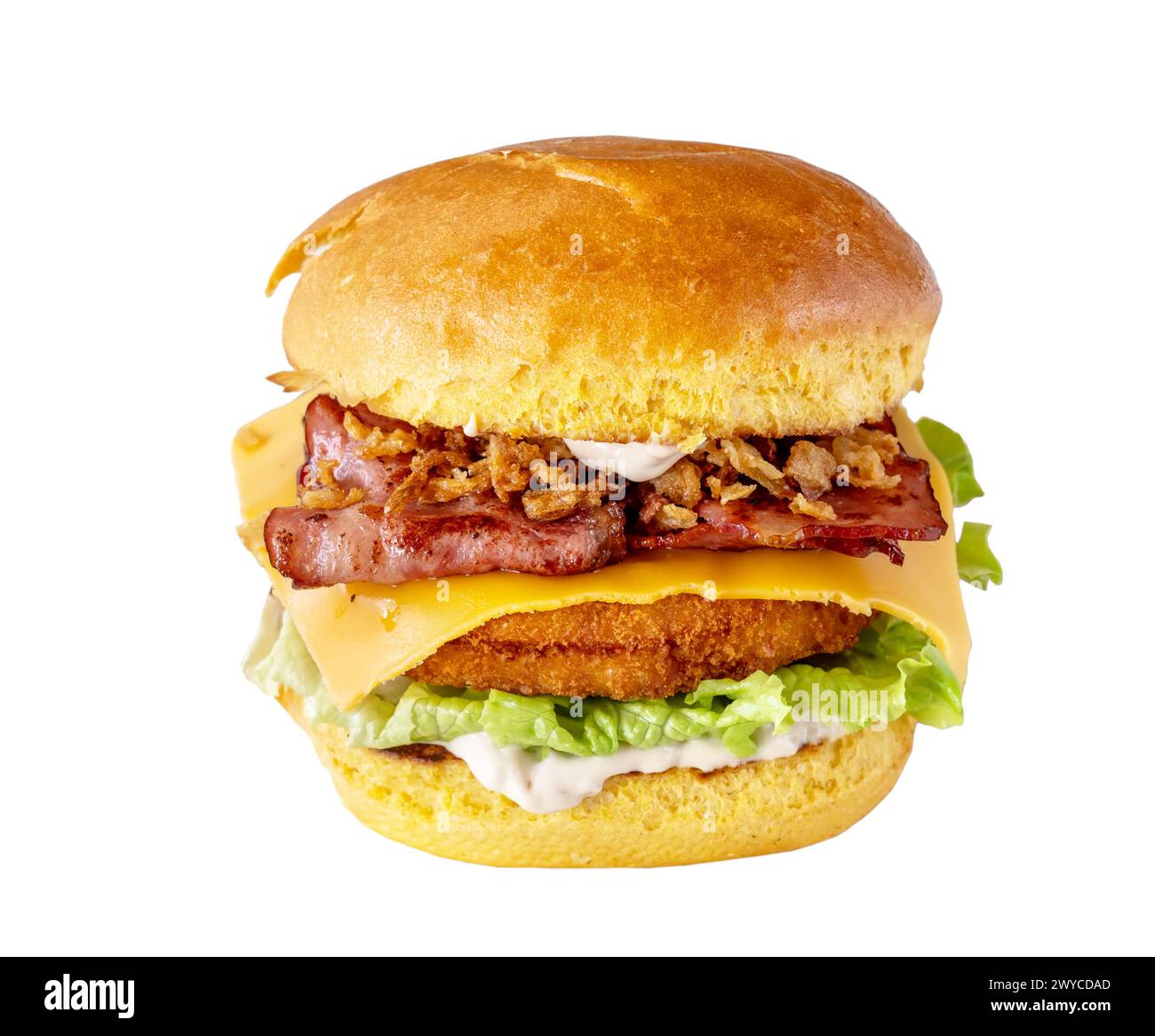 Hamburger de poulet croustillant avec des oignons frits au fromage, de la laitue, des cornichons et de la mayonnaise sur un fond isolé blanc Banque D'Images