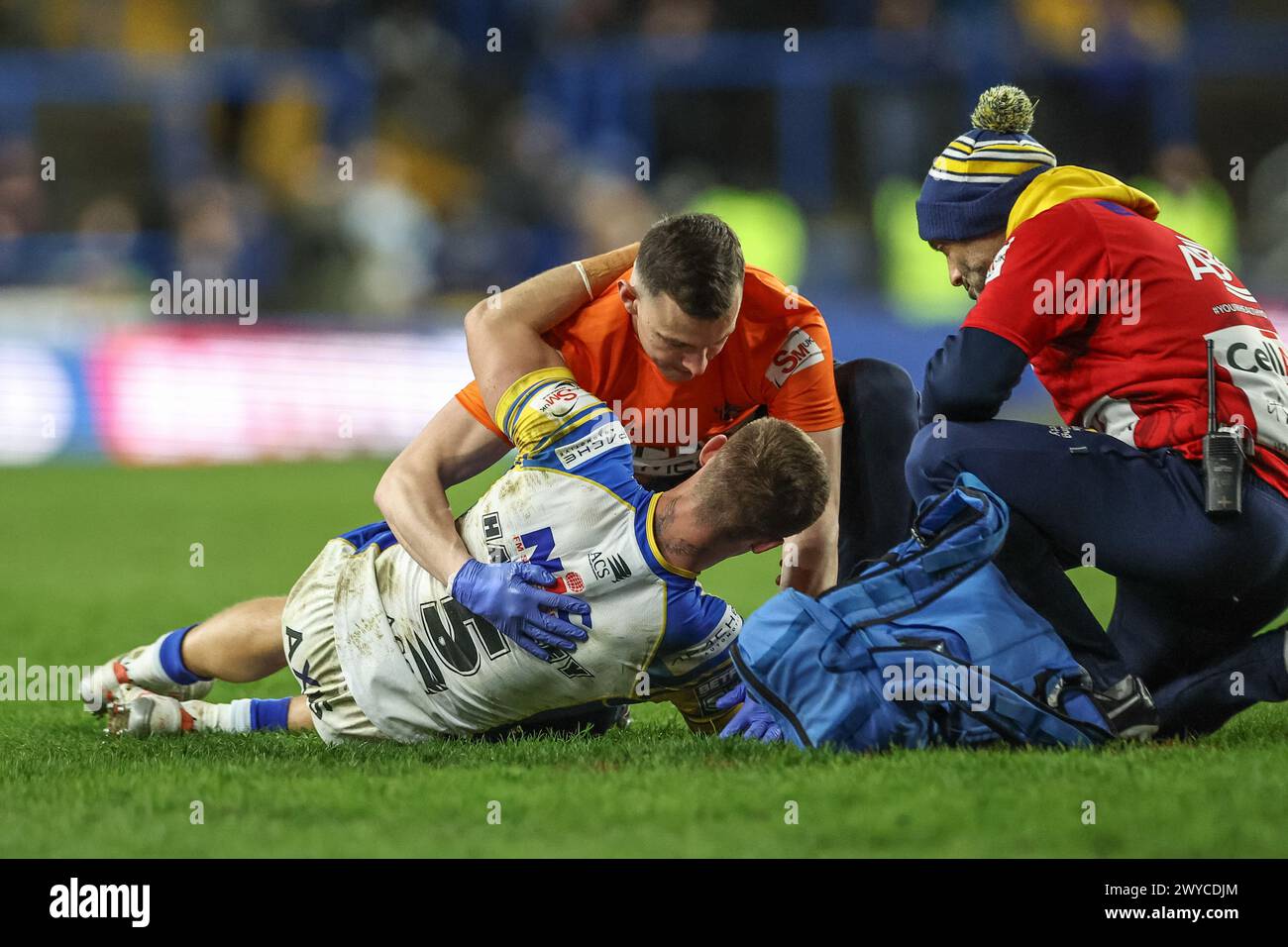 Ash Handley de Leeds Rhinos reçoit un traitement lors du match de la Betfred Super League Round 7 Leeds Rhinos vs Warrington Wolves au Headingley Stadium, Leeds, Royaume-Uni, le 5 avril 2024 (photo de Mark Cosgrove/News images) Banque D'Images