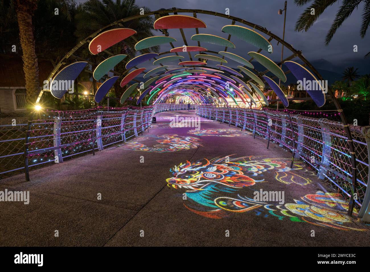 Arche illuminée colorée avec des projections de 2024 ans et des caractères chinois la nuit Banque D'Images