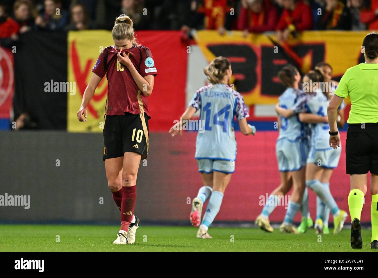 Leuven, Belgique. 05th Apr, 2024. La belge Justine Vanhaevermaet semble abattue lors d'un match de football entre l'équipe féminine belge les Red Flames et l'Espagne, vendredi 05 avril 2024 à Heverlee, Louvain, match 1/6 des qualifications des Championnats d'Europe 2025. BELGA PHOTO DAVID CATRY crédit : Belga News Agency/Alamy Live News Banque D'Images