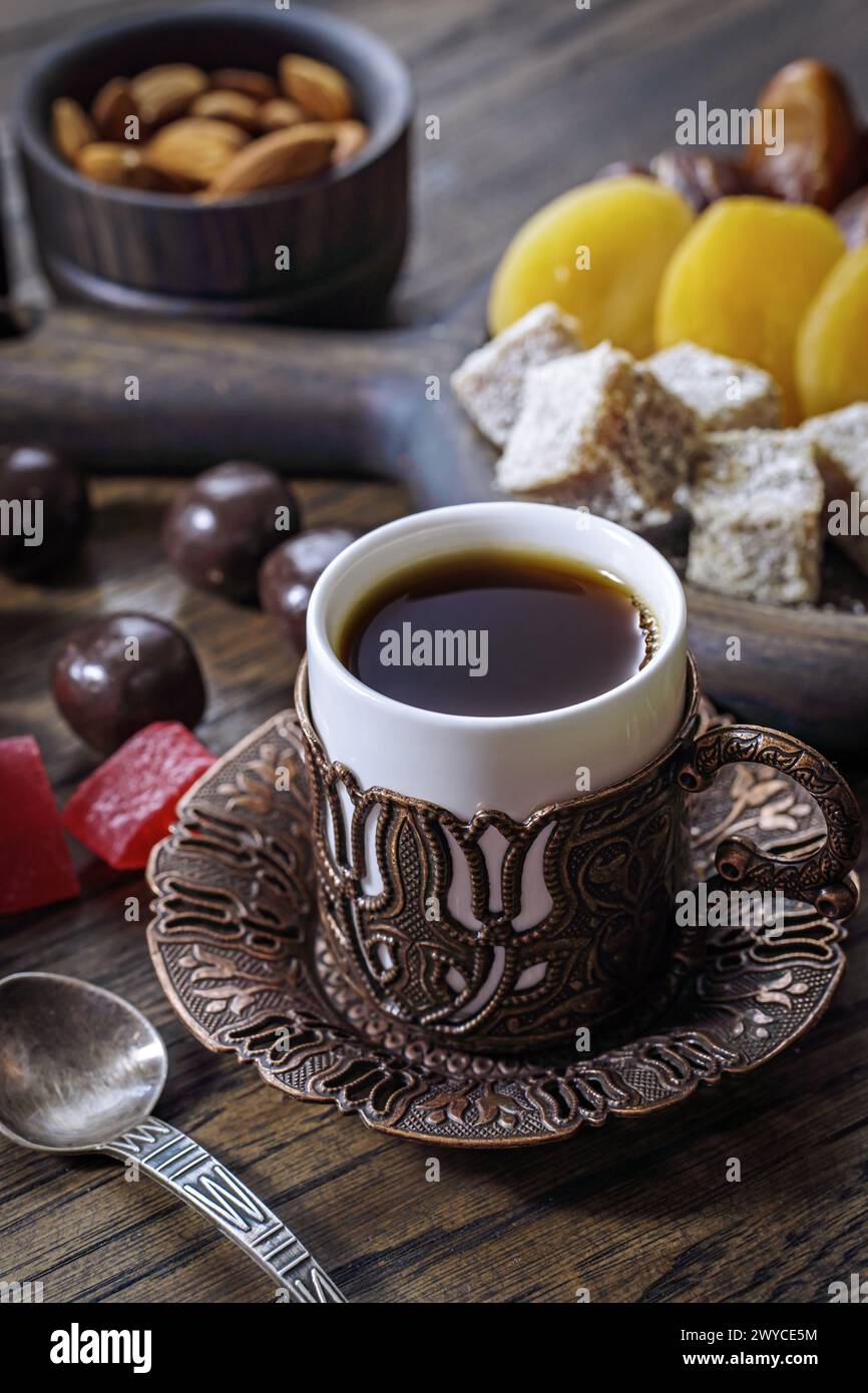 Tasse ethnique de café et plaisir turc sur la table Banque D'Images