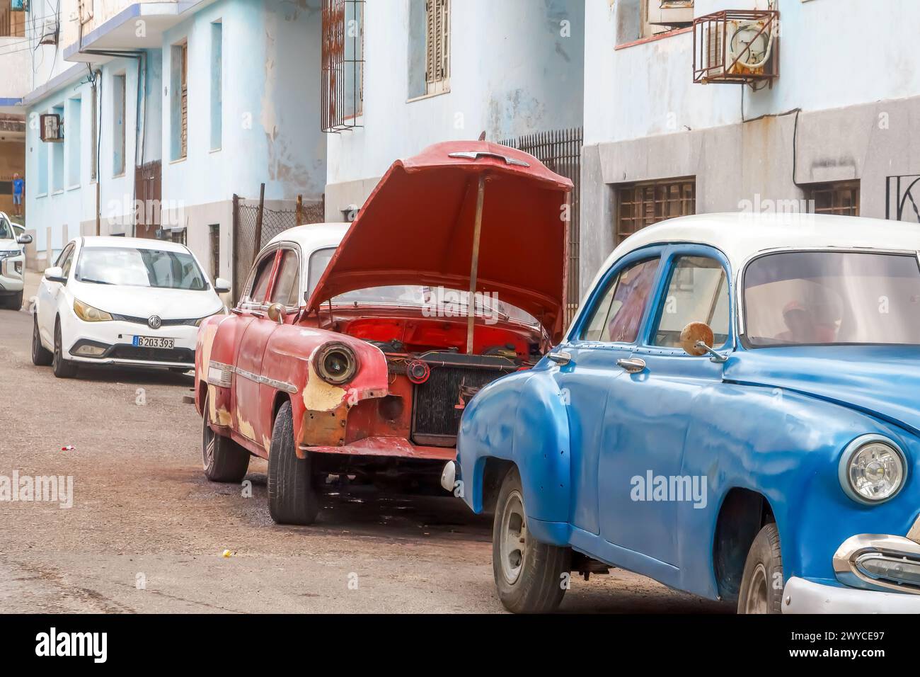Vieille voiture cassée avec capot ouvert à la Havane, Cuba Banque D'Images