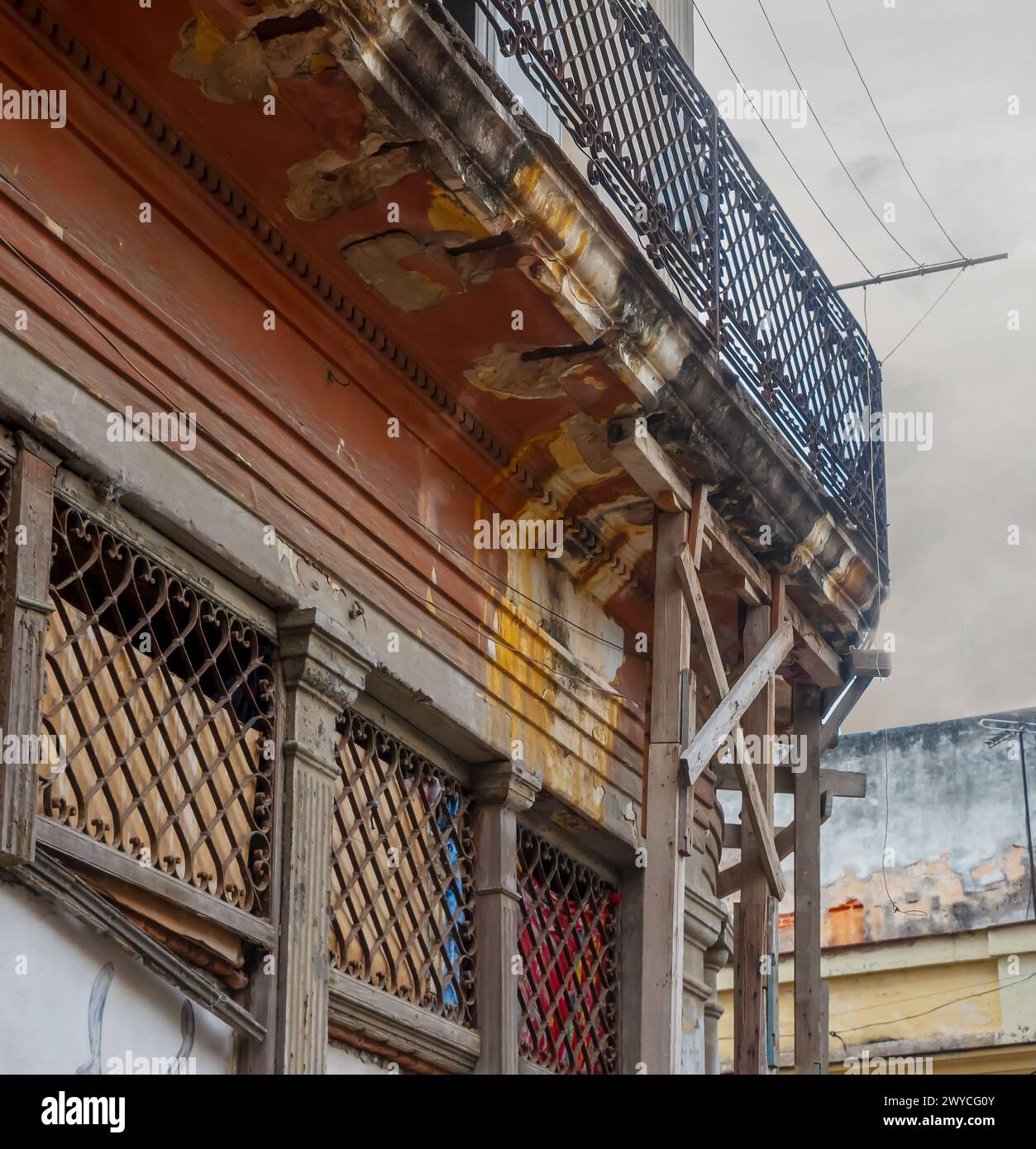 Structure de support en bois dans un balcon endommagé d'un bâtiment à la Havane, Cuba Banque D'Images