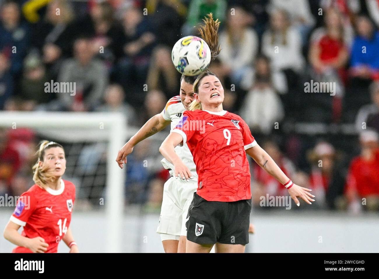 05.4,2024, Raiffeisen Arena Linz, AUT, UEFA Frauen EM Qualifikation 2024-25 - Oesterreich vs Deutschland, im Bild Eileen Michelle Campbell (AUT) vs Lena Sophie Oberdorf (GER) .// UEFA Women's European Qualifiers 2024-25 match entre l'Autriche et l'Allemagne à Linz, Autriche on 2024/04/05 - 20240405 PD8118 crédit : APA-PictureDesk/Alamy Live News Banque D'Images