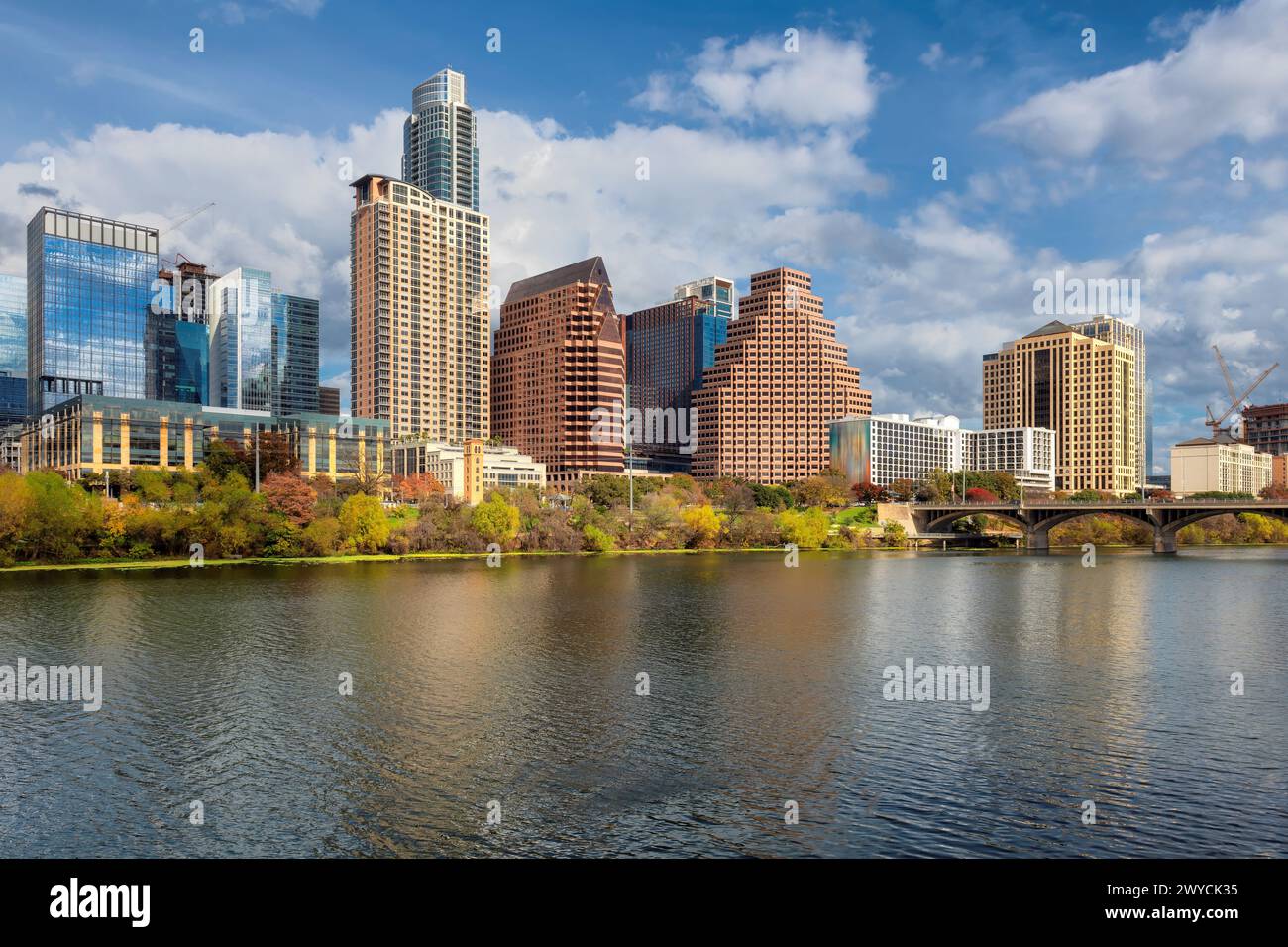 Horizon du centre-ville d'Austin sur le fleuve Colorado à Austin, Texas, États-Unis. Banque D'Images
