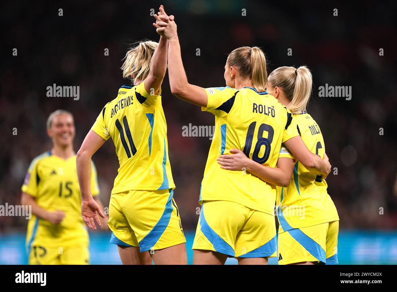 La suédoise Fridolina Rolfo (au centre) célèbre avoir marqué le premier but de son équipe avec ses coéquipières lors de la ronde de qualification de l'UEFA Women's Euro 2025 League A, Group A3 match au stade de Wembley, Londres. Date de la photo : vendredi 5 avril 2024. Banque D'Images
