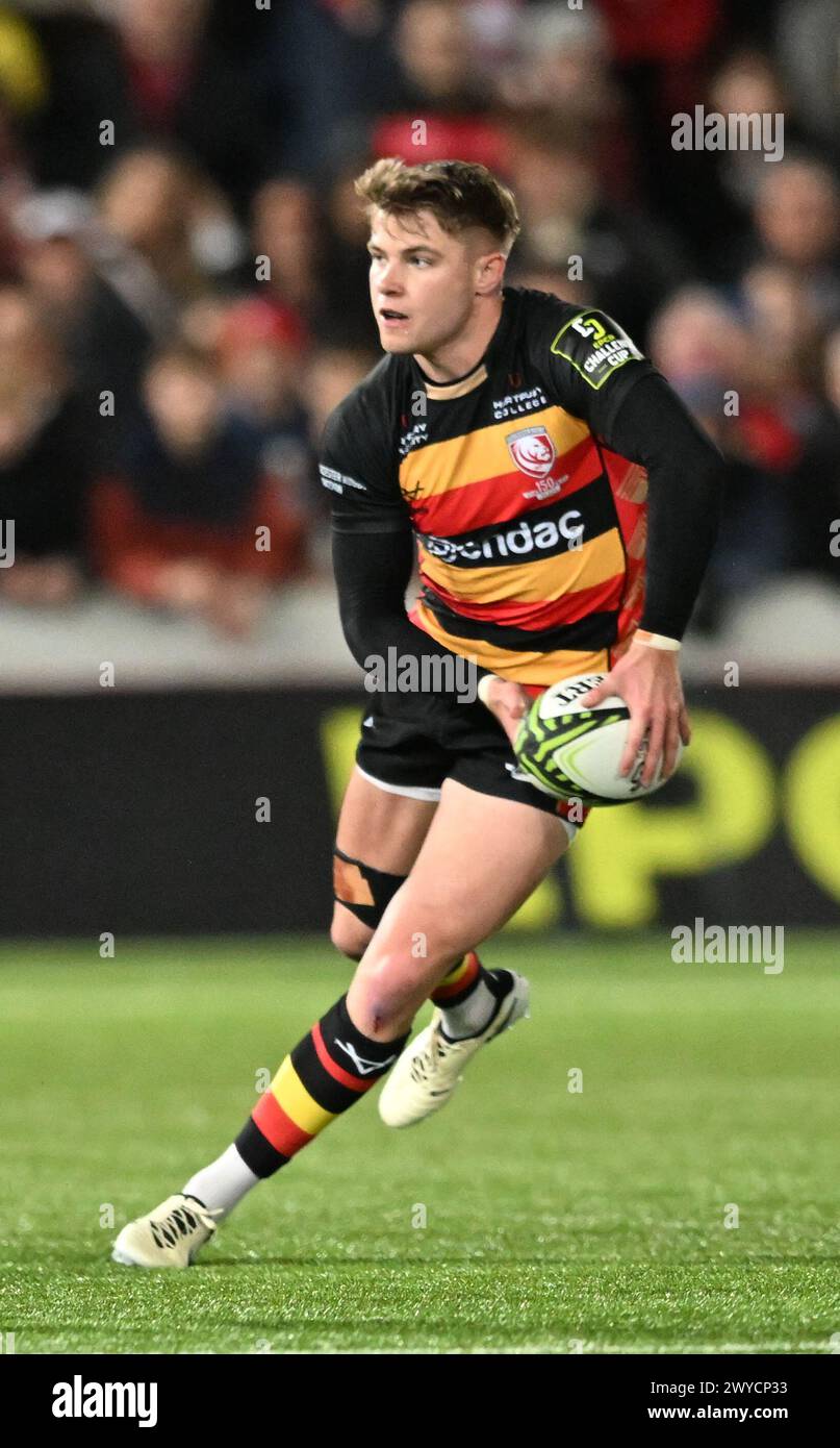 Kingsholm Stadium, Gloucester, Gloucestershire, Royaume-Uni. 5 avril 2024. European Challenge Cup Rugby, Gloucester contre Castres Olympique ; Charlie Atkinson de Gloucester passe crédit : action plus Sports/Alamy Live News Banque D'Images