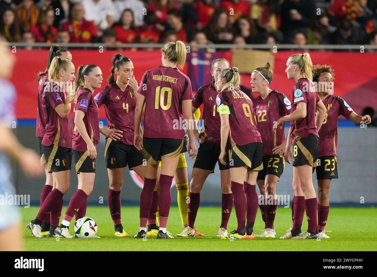 Leuven, Belgique. 05th Apr, 2024. LOUVAIN, BELGIQUE - 5 AVRIL : Amber Tysiak de Belgique, Justine Vanhaevermaet de Belgique, Tessa Wullaert de Belgique, Laura Deloose de Belgique, Feli Delacauw, de Belgique, et Kassandra Missipo, de Belgique, semblent déçues après avoir concédé le troisième but de l'équipe lors du match des qualifications féminines de l'UEFA EURO 2025 entre la Belgique et l'Espagne au Stadium Den Dreef le 5 avril 2024 à Louvain, en Belgique. (Photo de Tobias Giesen/BSR Agency) crédit : BSR Agency/Alamy Live News crédit : BSR Agency/Alamy Live News Banque D'Images