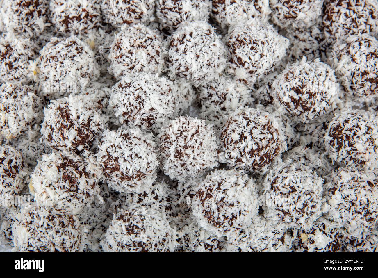 Boules de bonheur noix de coco et cacao. Boules de rhum dans la noix de coco. Bonbons tchèques traditionnels non cuits pour Noël et l'hiver. Nourriture crue sucrée avec du cacao et du coco Banque D'Images