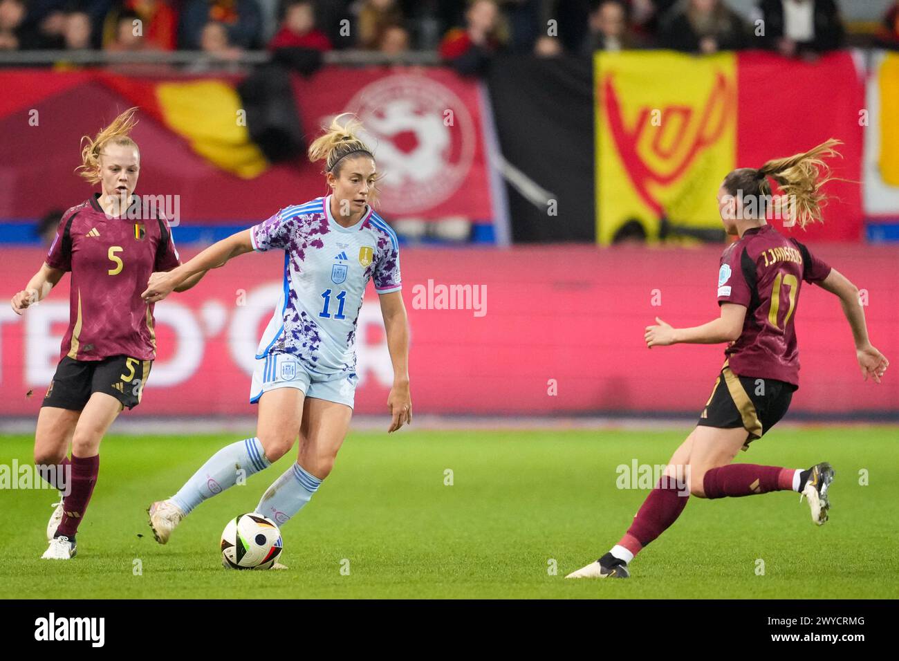 Leuven, Belgique. 05th Apr, 2024. LOUVAIN, BELGIQUE - 5 AVRIL : Alexia Putellas d'Espagne se bat pour le ballon avec Sarah Wijnants de Belgique et Jill Janssens de Belgique lors du match des qualifications féminines de l'UEFA EURO 2025 entre la Belgique et l'Espagne au Stadium Den Dreef le 5 avril 2024 à Louvain, Belgique. (Photo de Tobias Giesen/BSR Agency) crédit : BSR Agency/Alamy Live News crédit : BSR Agency/Alamy Live News Banque D'Images