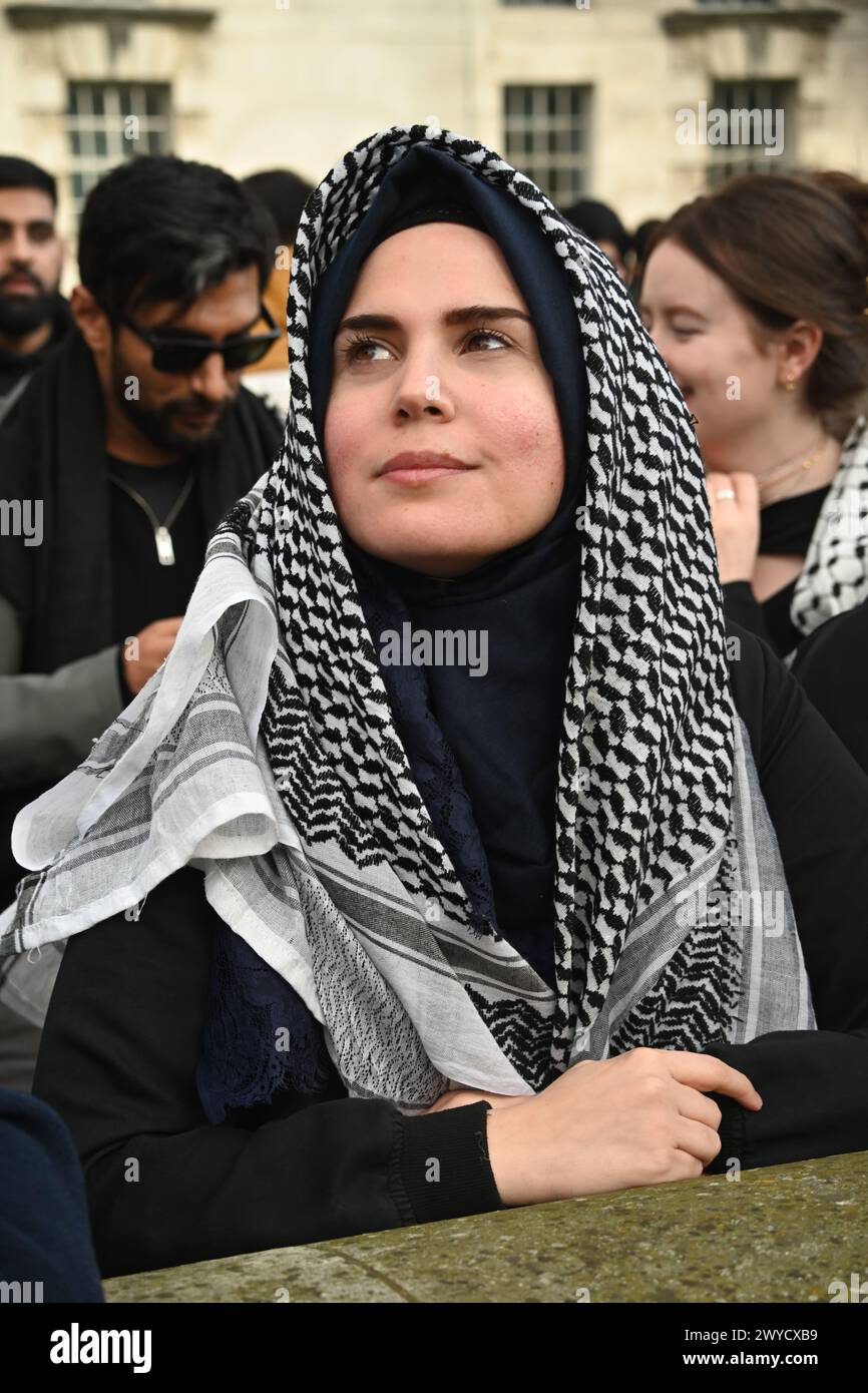 Downing Street, Londres, Royaume-Uni. 5 avril 2024. Cette jeune fille ressemble à « Marie, mère de Jésus », une dame spirituelle assiste à un rassemblement pro-palestinien lors de la Journée annuelle de Qods 2024 pour libérer la Palestine et arrêter le génocide de Gaza, réclamant justice pour les Palestiniens à Londres, au Royaume-Uni. Crédit : Voir Li/Picture Capital/Alamy Live News Banque D'Images