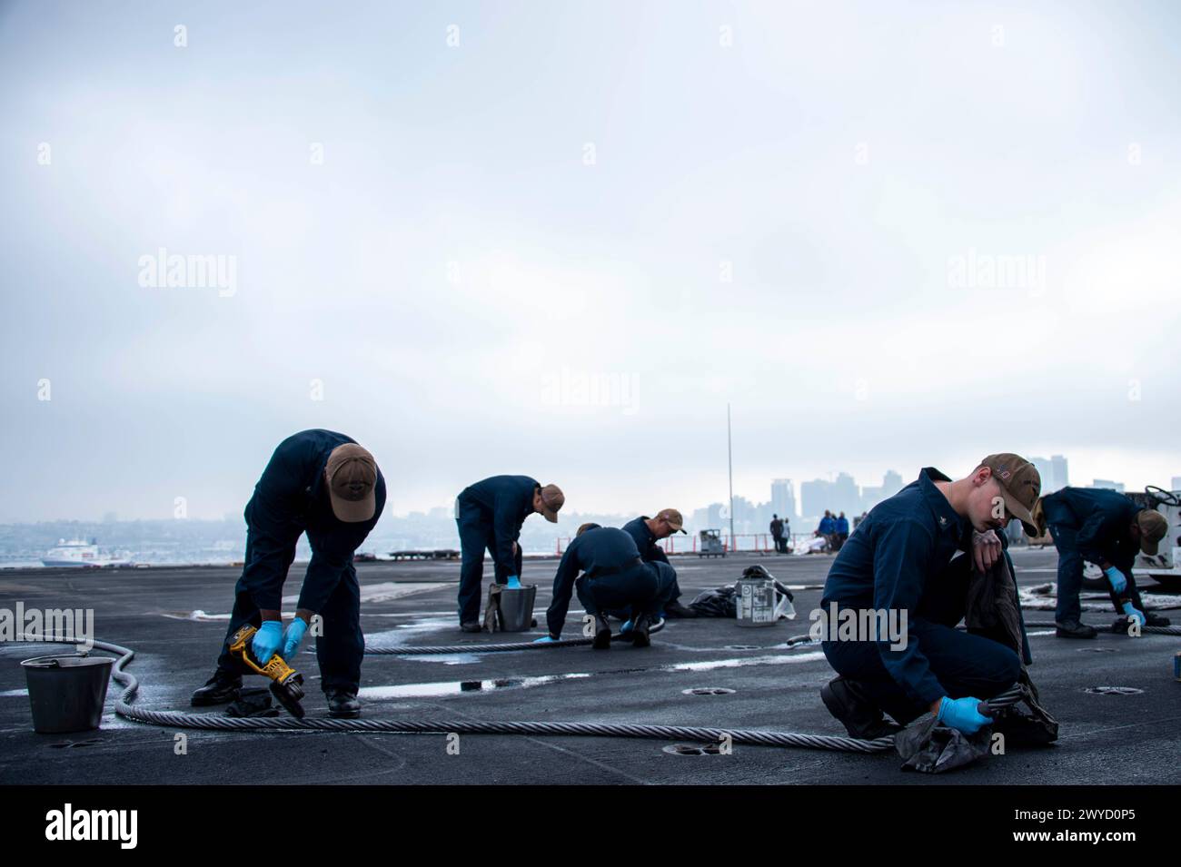 240322-N-FS097-1057 SAN DIEGO (22 mars 2024) des marins effectuent la maintenance préventive des câbles de récupération des aéronefs à bord du porte-avions USS Carl Vinson (CVN 70) de classe Nimitz. Vinson est actuellement pierside dans son port d'attache de San Diego. (Photo de l'US Navy par le matelot spécialiste des communications de masse Nathan Jordan) Banque D'Images